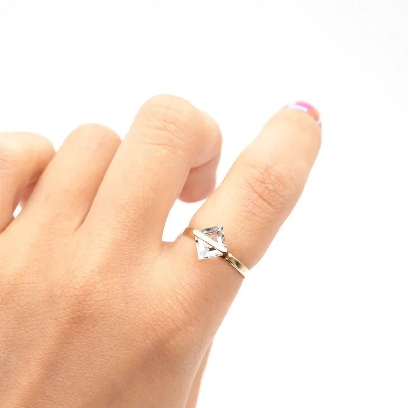 Band 10K Gold Ring w. White Topaz