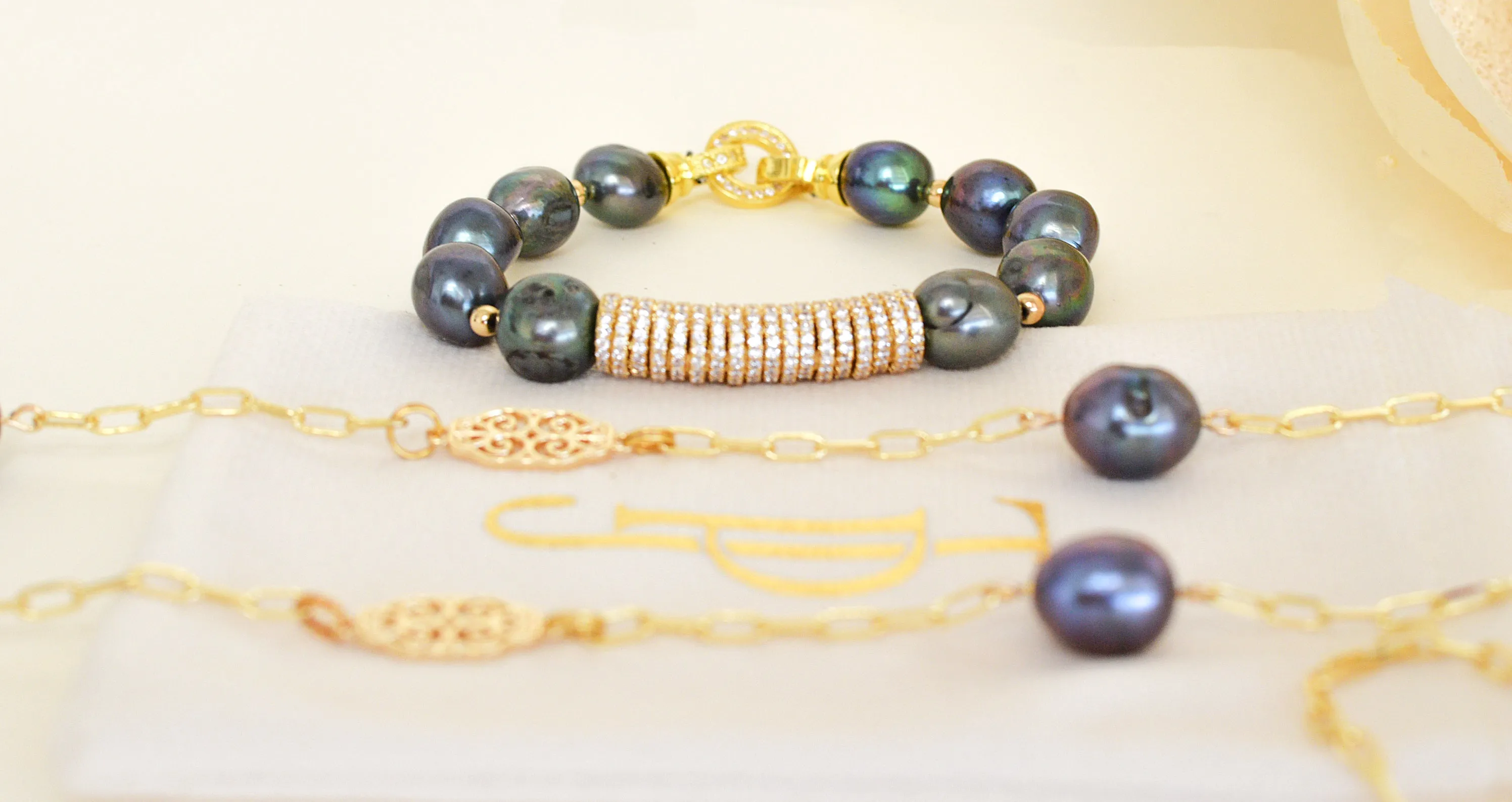 Madison grey freshwater pearl bracelet with gold centerpiece
