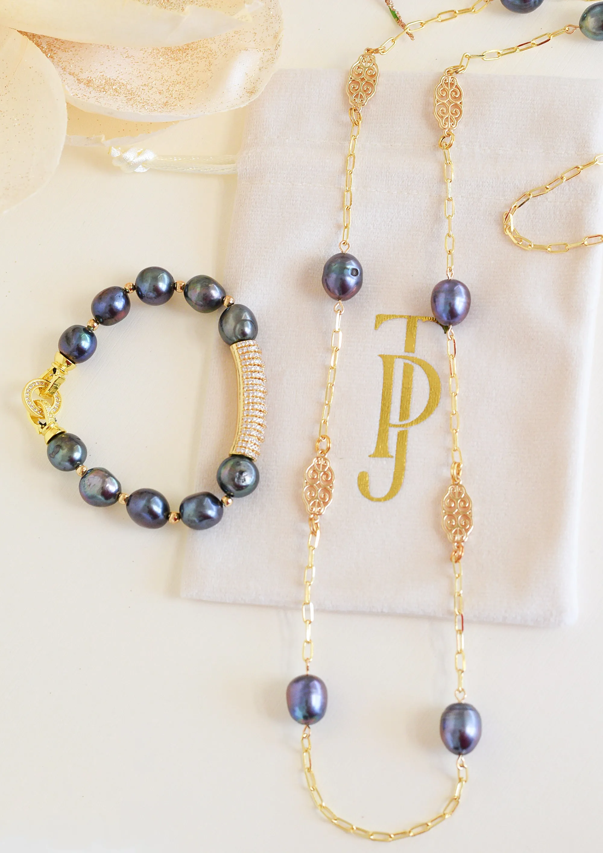 Madison grey freshwater pearl bracelet with gold centerpiece