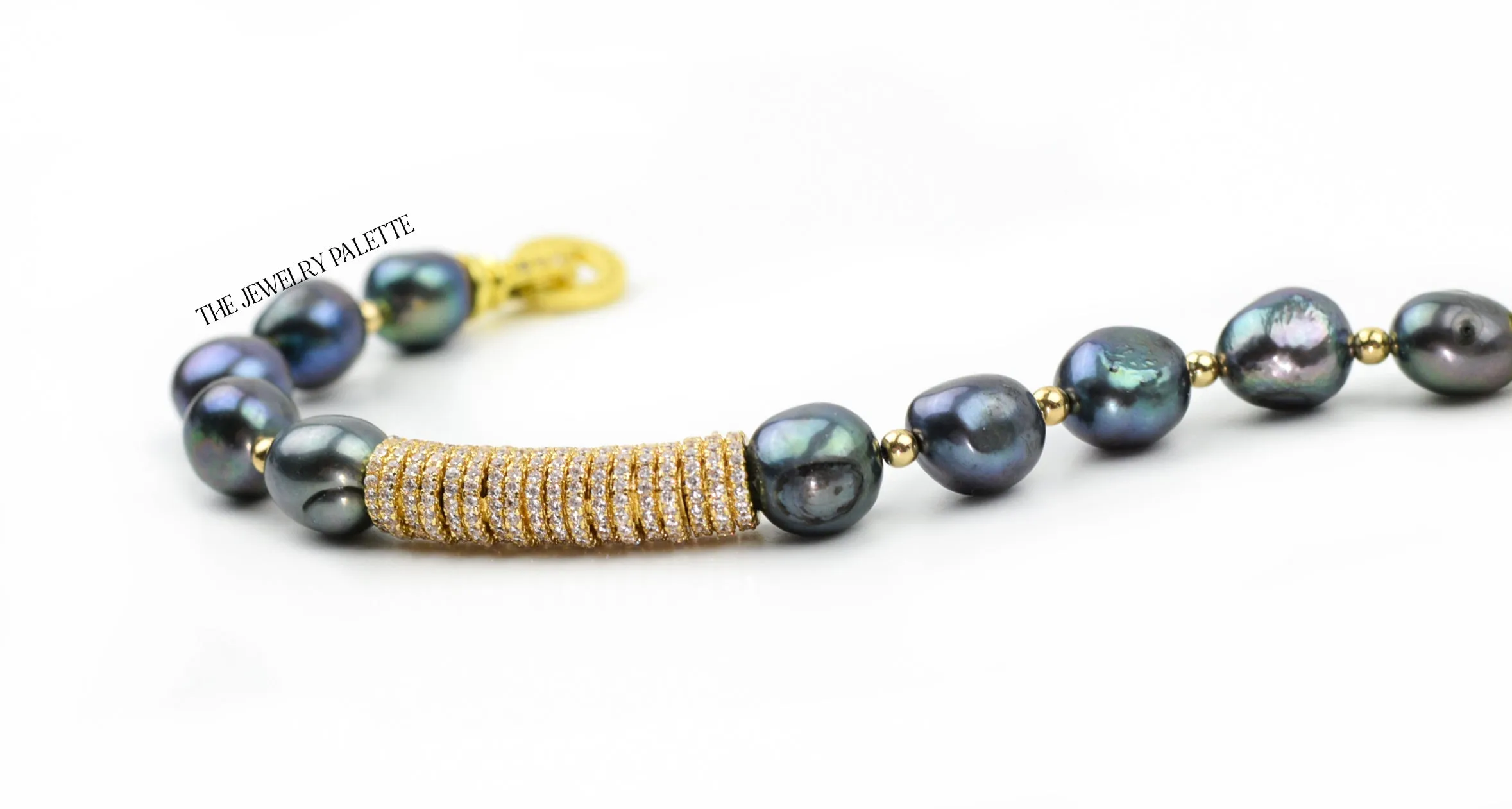 Madison grey freshwater pearl bracelet with gold centerpiece
